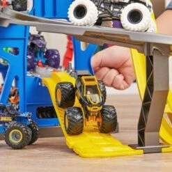 Set De Juego Monster Jam Garage Con Camión Monstruo, Luces Y Sonidos 1:64 ㅤ 18 Set De Juego Monster Jam Garage Con Camión Monstruo, Luces Y Sonidos 1:64 ㅤ -Toys R Us Ventas medias 108